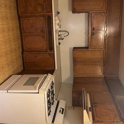 5th image of 1528 SW 45th St
