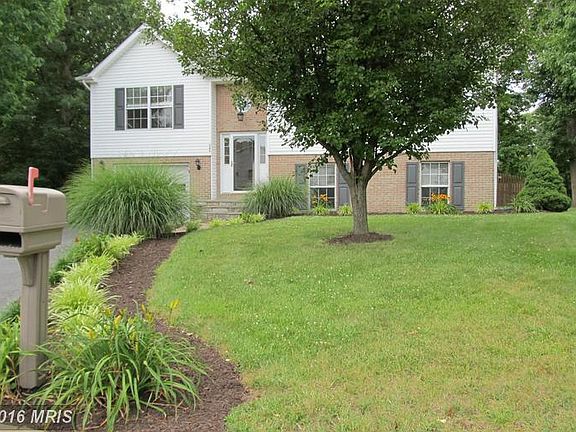 3rd image of 105 Woodbury Ct