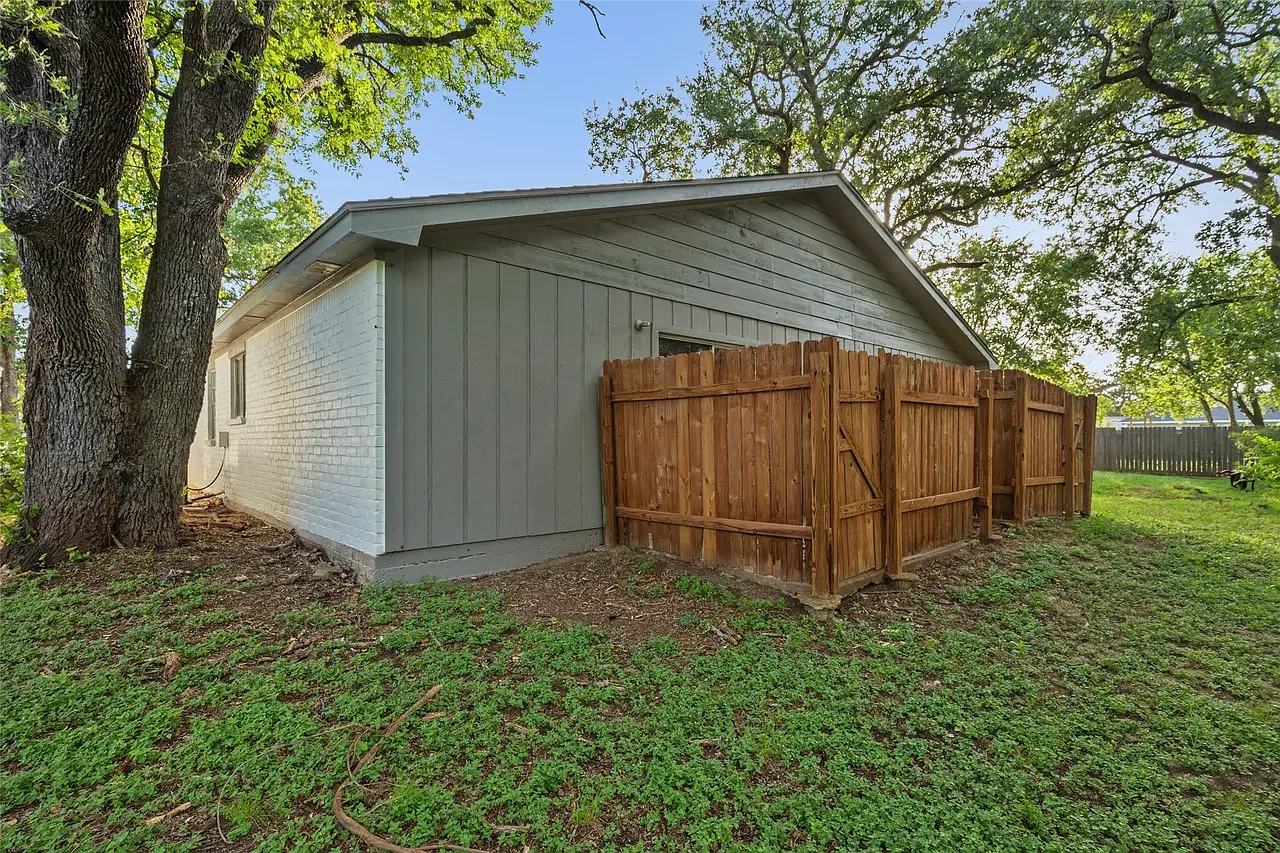 2 bed, 755 sqft, $1,100 — Photo 2
