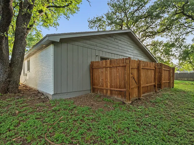 4123 Old Hearne Rd #B — Photo 2