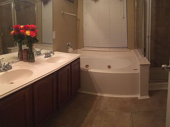 Master Bath w/ Jacuzzi Tub