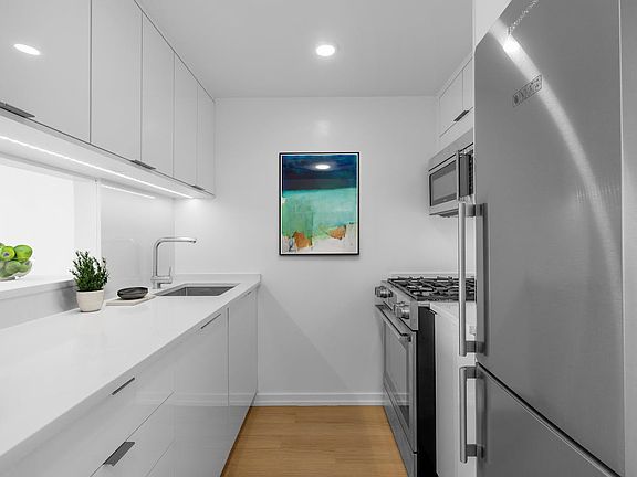 5th image of 124 W 60th St APT 32J