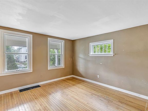 5th image of 1068 Shawano Ave