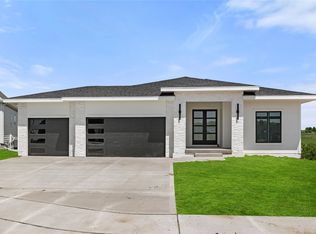 8227 Buckley Ct, Johnston, IA 50131