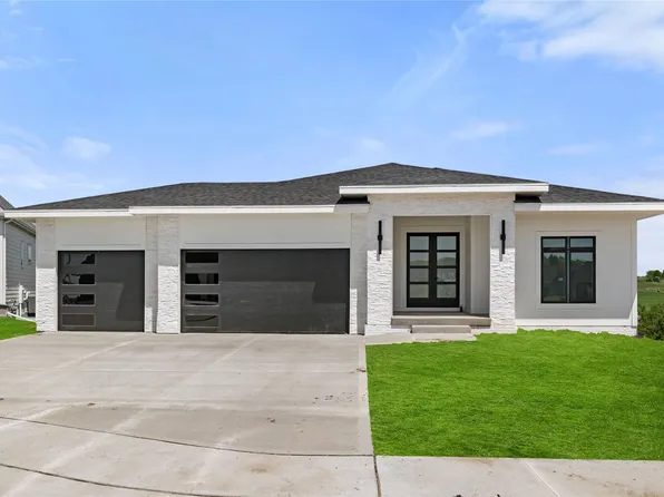 8227 Buckley Ct, Johnston, IA 50131
