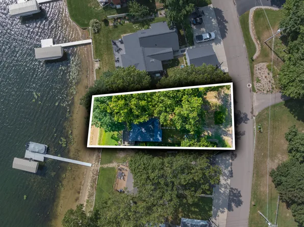 1078 N Eagle Lake Dr, Kalamazoo, MI 49009