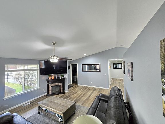 4th image of 577 SE Sugar Pine Way