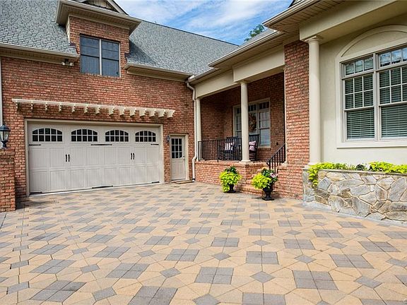 4th image of 423 Regina Ln