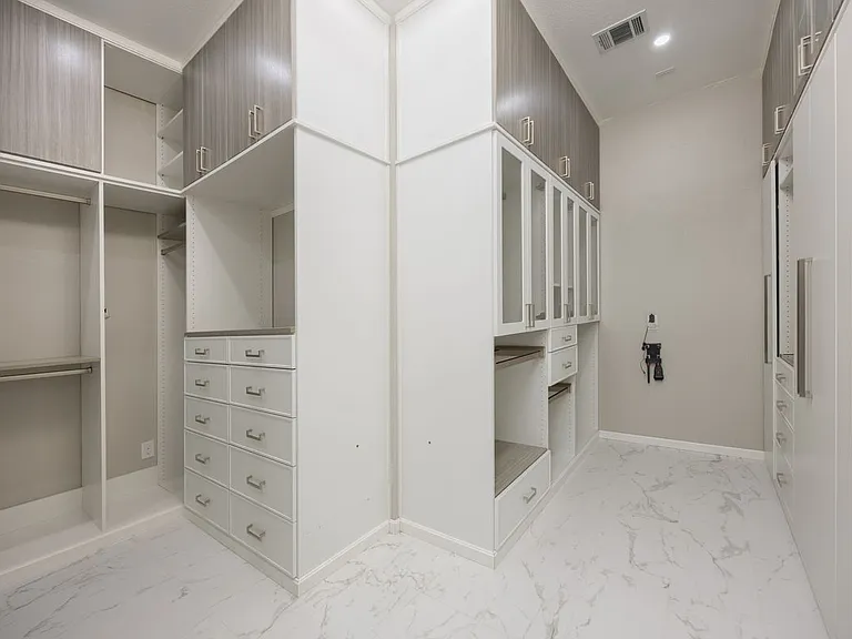918 Sydney Ln — Photo 4