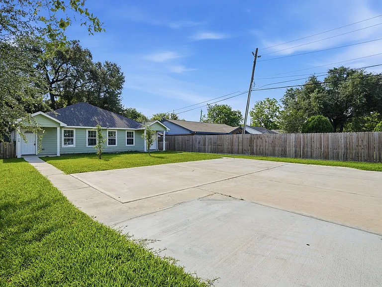1010 Clinton Park St — Photo 2