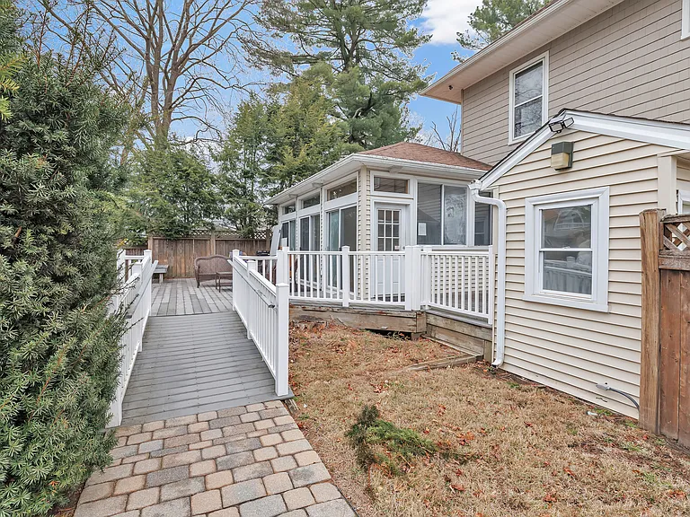 292 Coram Ave — Photo 14