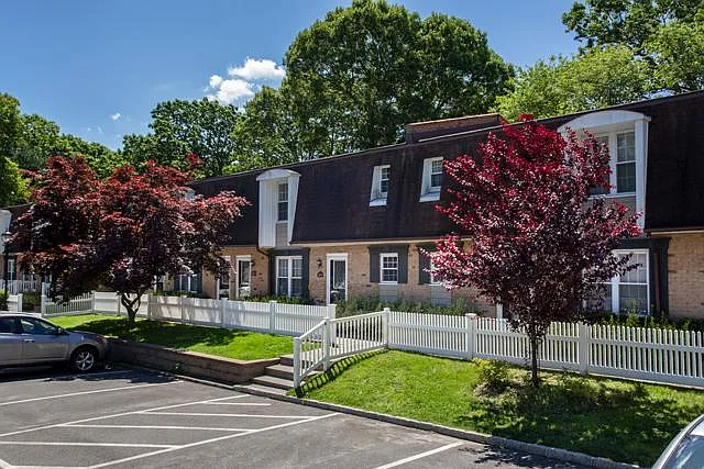 Fairfield Hillside At Coram — Photo 2