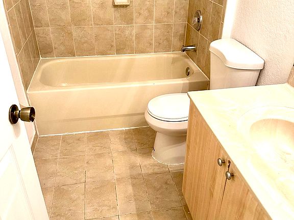3rd image of 605 SW 10th St