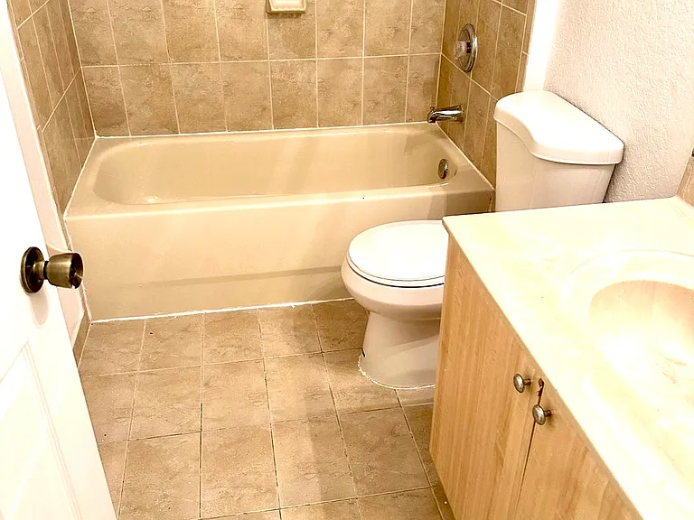 605 SW 10th St — Photo 3