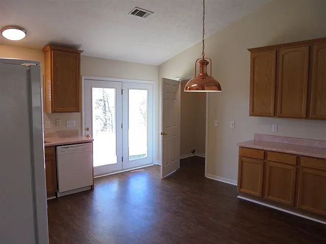 3 bed, 2.0 bath, 1452 sqft, $2,135 — Photo 4