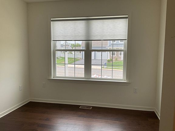 4th image of 301 Reserve Ln