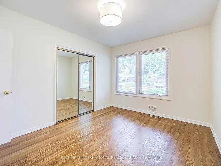 25 Abinger Cres — Photo 22