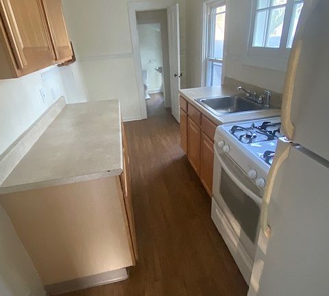 4th image of 28 Dewey Ave #2
