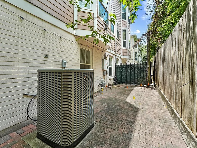208 Hawthorne St #A — Photo 23