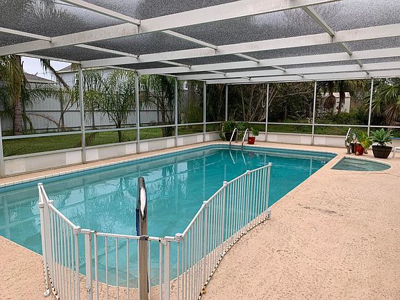 4th image of 371 SW Lakehurst Drive