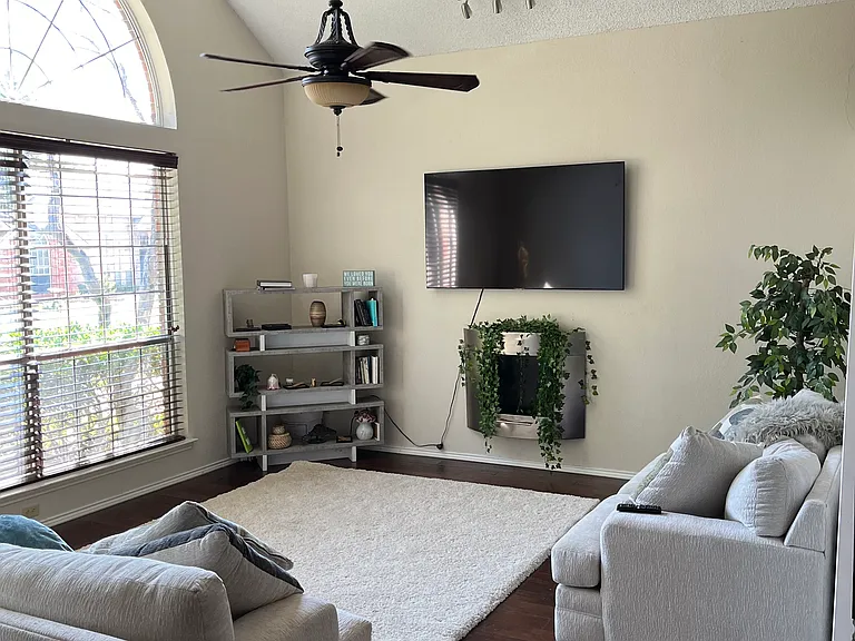 549 Raintree Cir — Photo 2