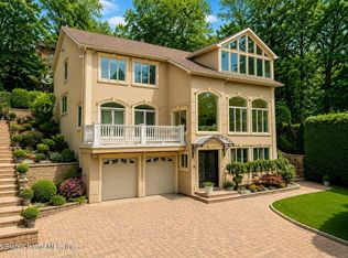 16 Diana Trl, Staten Island, NY 10304