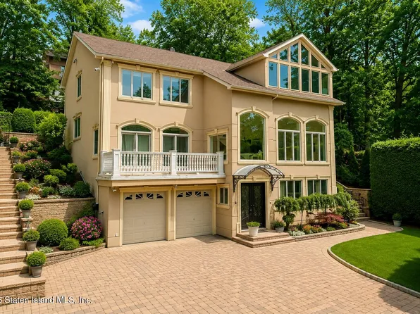 16 Diana Trl, Staten Island, NY 10304