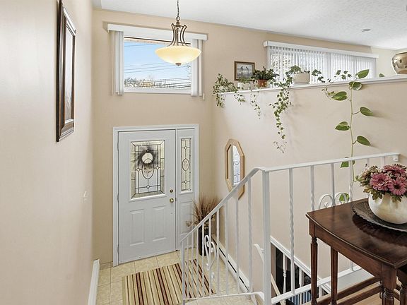 3rd image of 55 Oakmount Dr