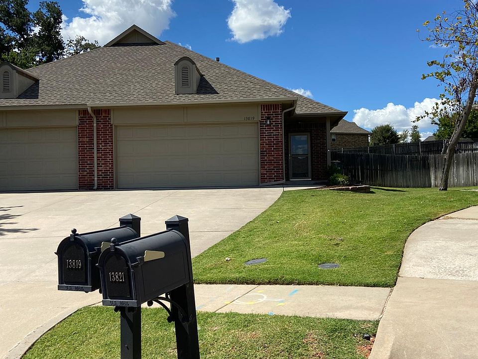 13819 Oxford Dr - Right side of duplex
