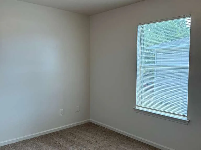 702 Meadowbrook Dr — Photo 6