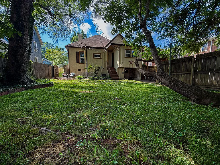 316 W Maple St — Photo 2