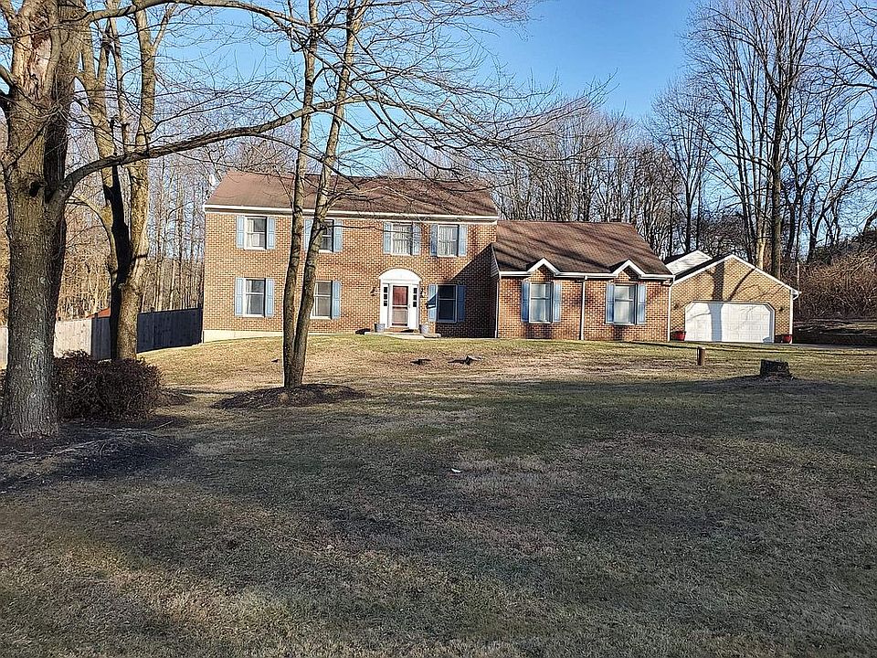 Front view - 22 White Oak dr