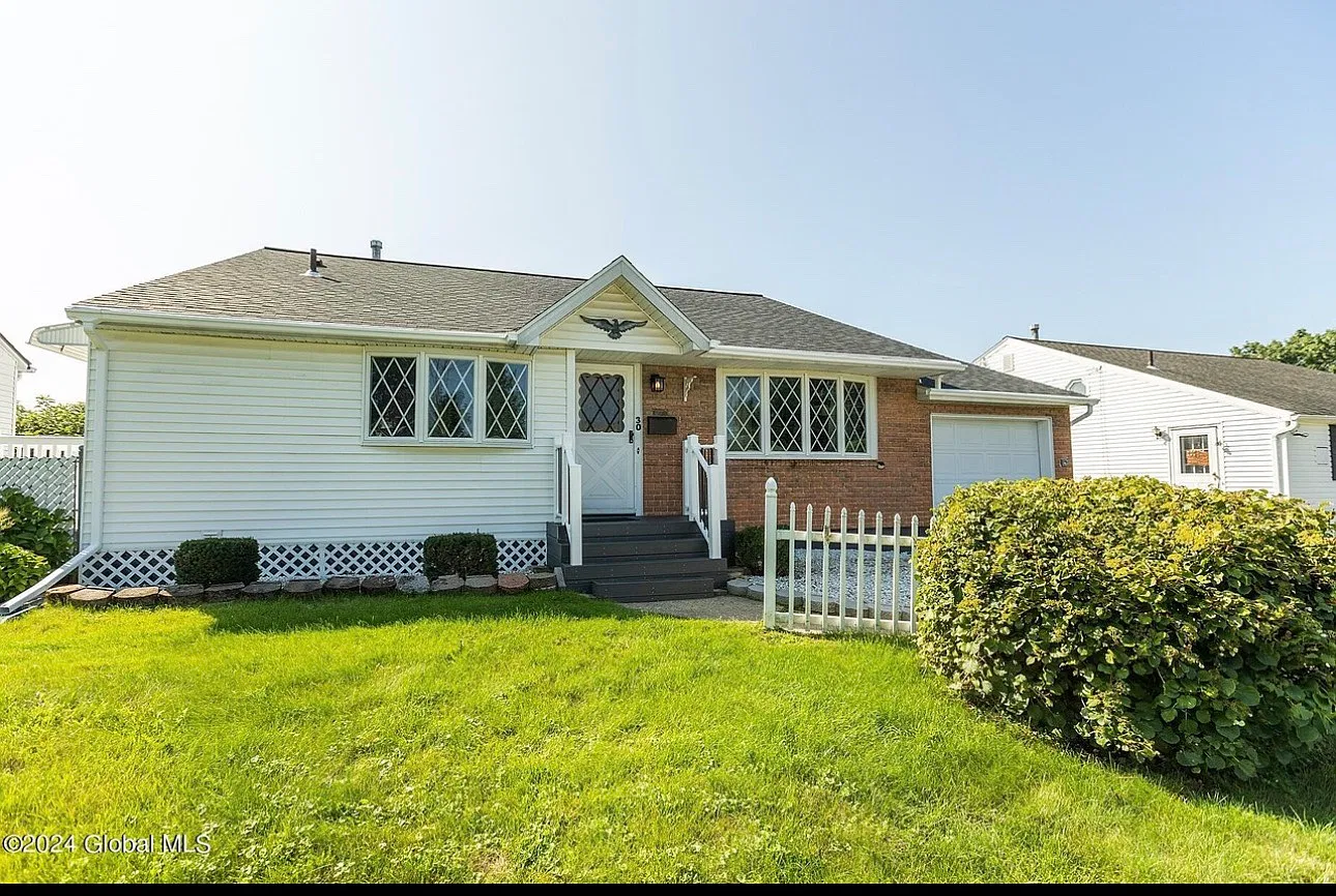 3 bed, 1.5 bath, 1540 sqft, $2,600 — Photo 1