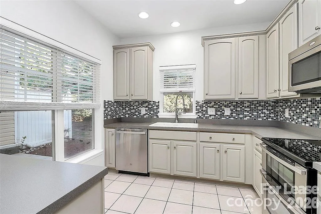 2 bed, 2.5 bath, 1432 sqft, $1,900 — Photo 4