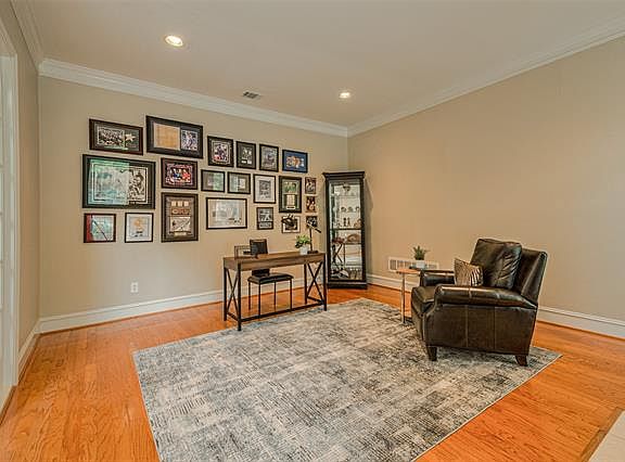4th image of 5937 Kensington Dr