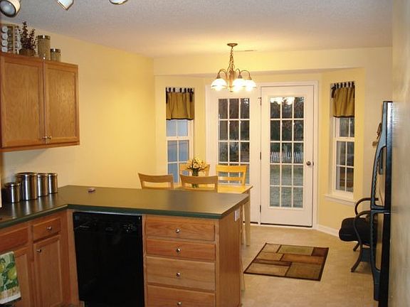 Spacious Breakfast Nook