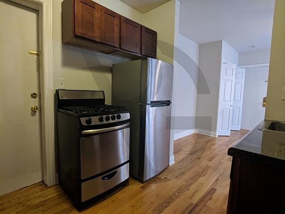 2nd image of 817 W Cornelia Ave #207