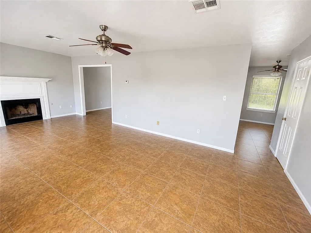 4 bed, 2.5 bath, 1864 sqft, $2,000 — Photo 3