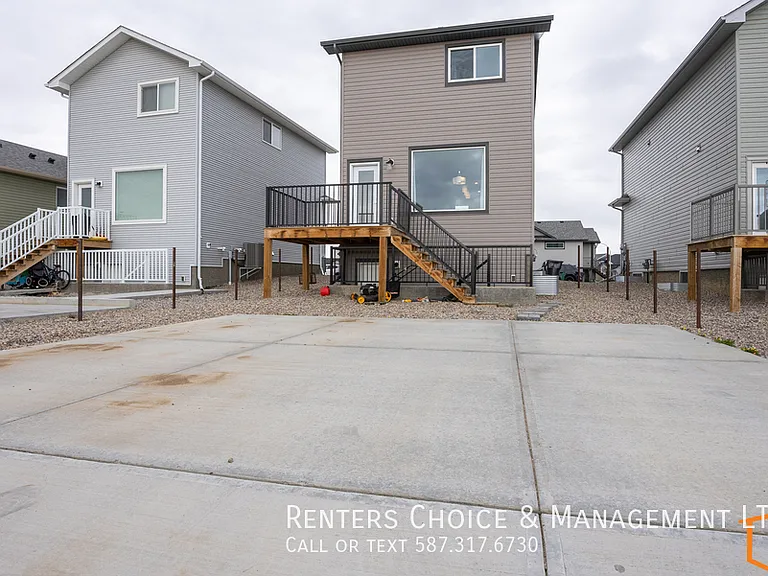 820B Coalbrook Close W — Photo 8
