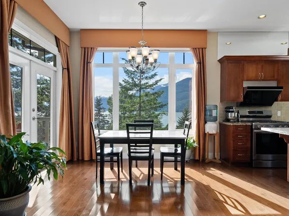 300 Ocean Crest Dr, West Vancouver, BC V0N 3Z2
