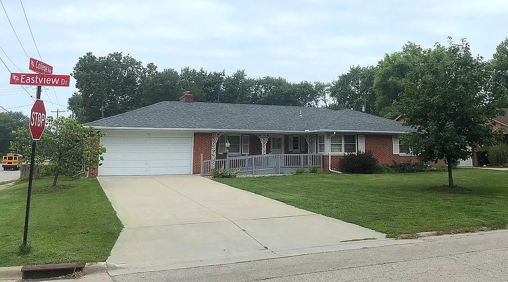 101 Eastview Dr photo 1
