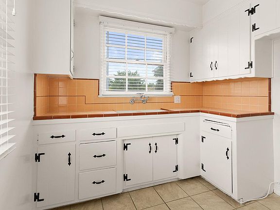 5th image of 12311 Oxnard St APT 3