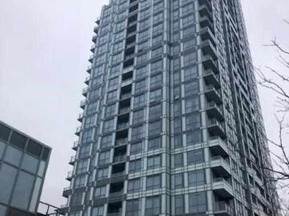 18 Graydon Hall Dr #901, Toronto, ON M3A 0A4