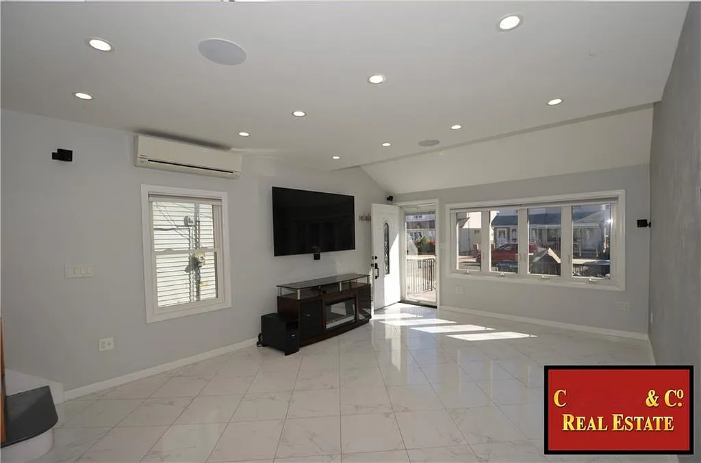 3 bed, 2.5 bath, 1036 sqft, $4,500 — Photo 2