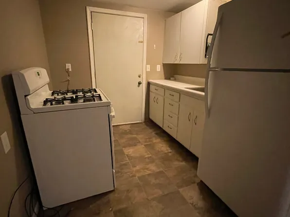 910 1/2 W 12th Ave APT 2, Emporia, KS 66801