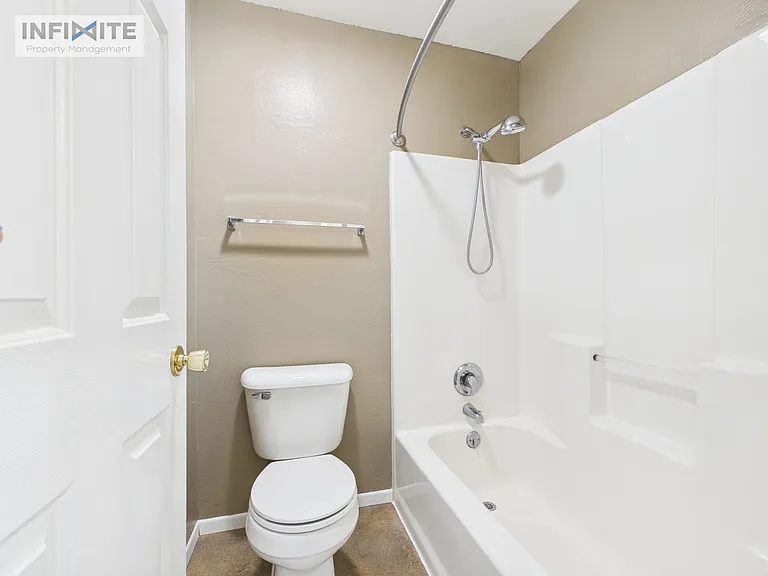 3026 W Villard St #2D — Photo 8