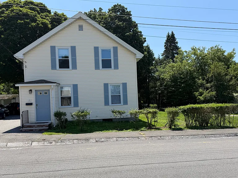 Plentiful Parking - Garage, Driveway and Street