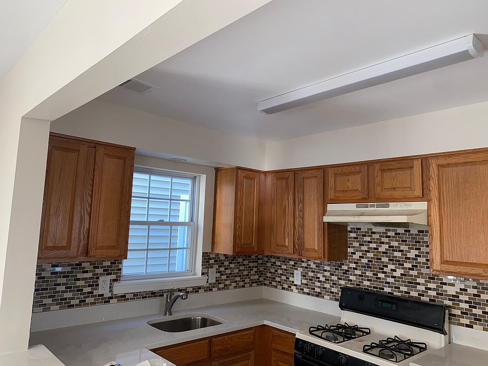 1st image of 34 Milford Ave Floor 1