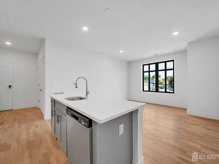1037 Amboy Ave — Photo 4
