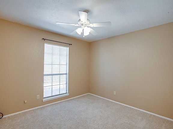 2nd image of 2825 Windsor Dr